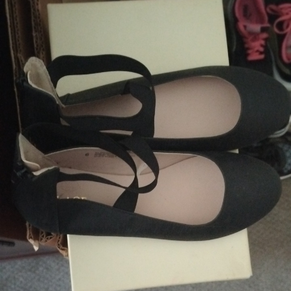 Place Black Flats with Elastic Strap and Rounded Toe